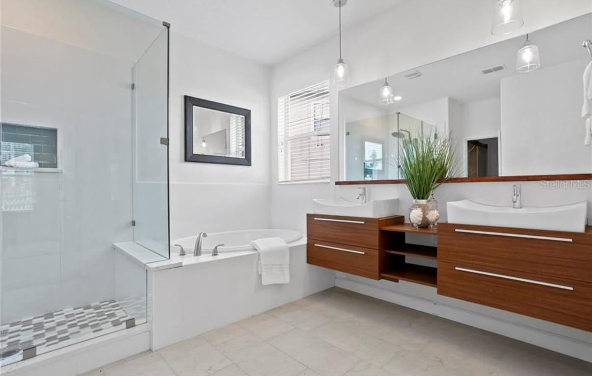 Master bathroom - Upgraded with modern frameless shower unit Master bathroom - Upgraded with modern frameless shower unit
